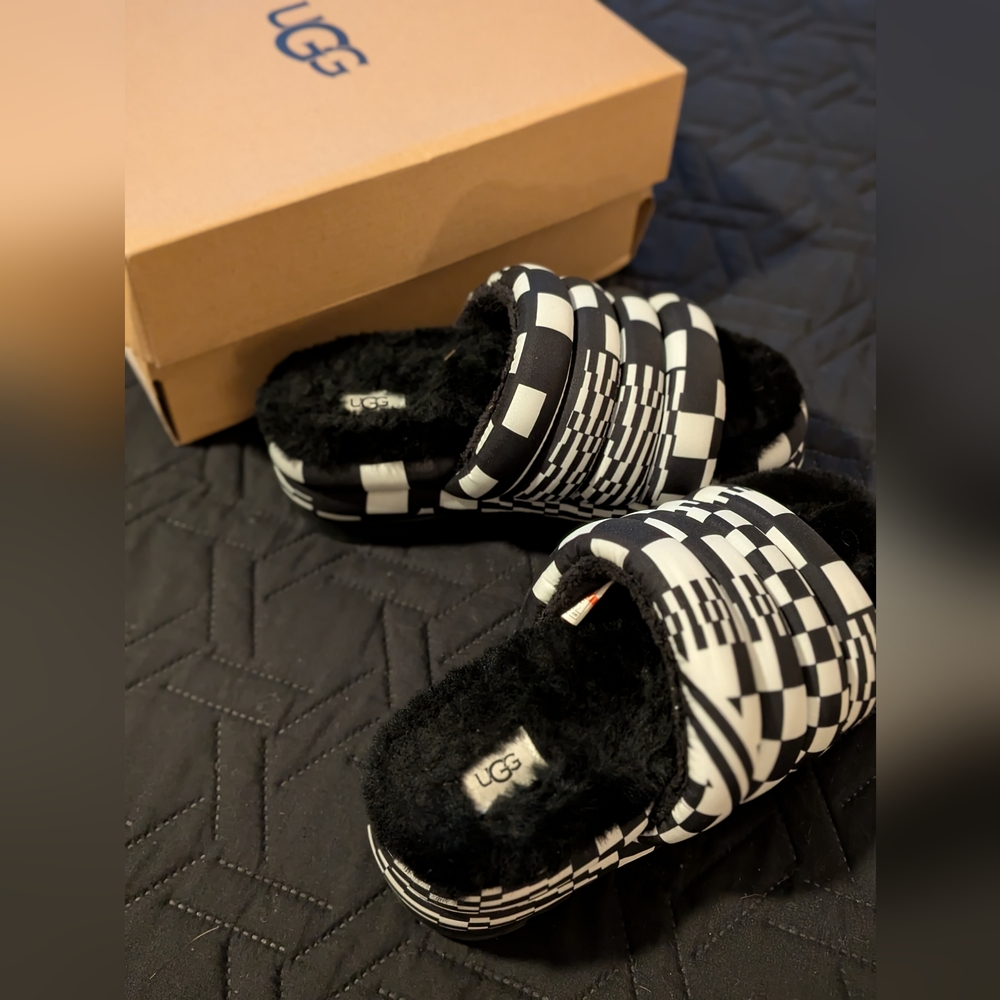 Ugg Maxi Slides - black sherpa inside